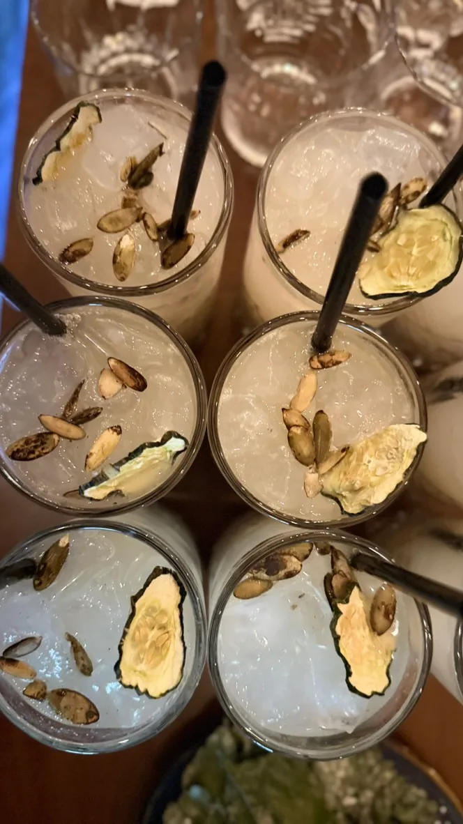 Cocktails de autor servidos en vaso bajo, con pepino y semillas tostadas