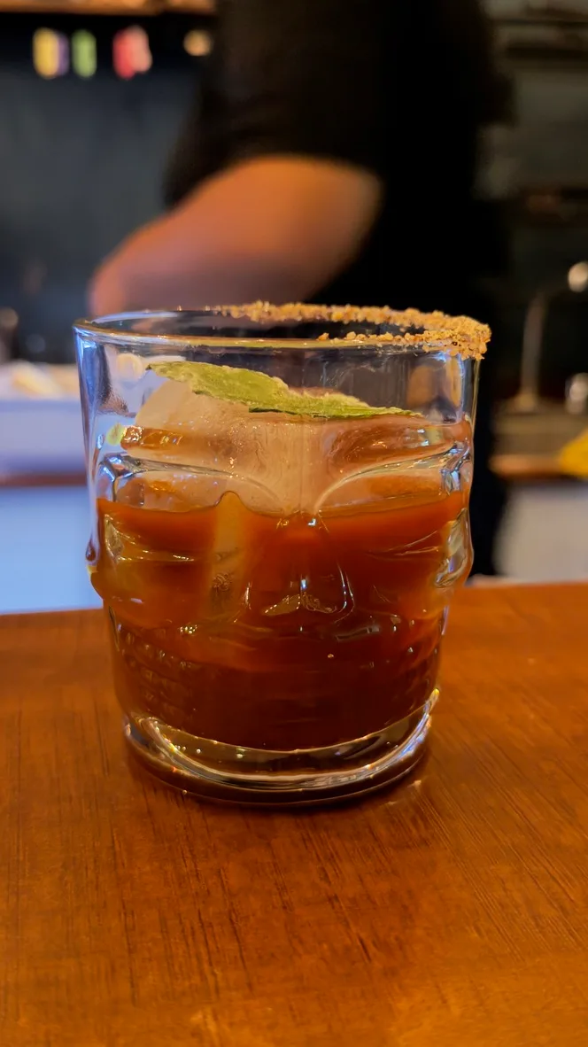 Cocktail de autor en vaso tallado, con hierbabuena y escarcha de especias